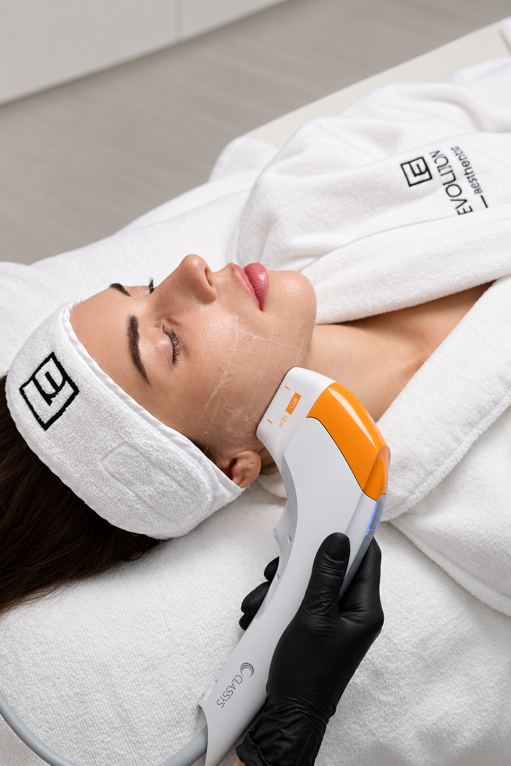 Ultraformer MPT treatment along the jawline at Evolution Aesthetics Clinic