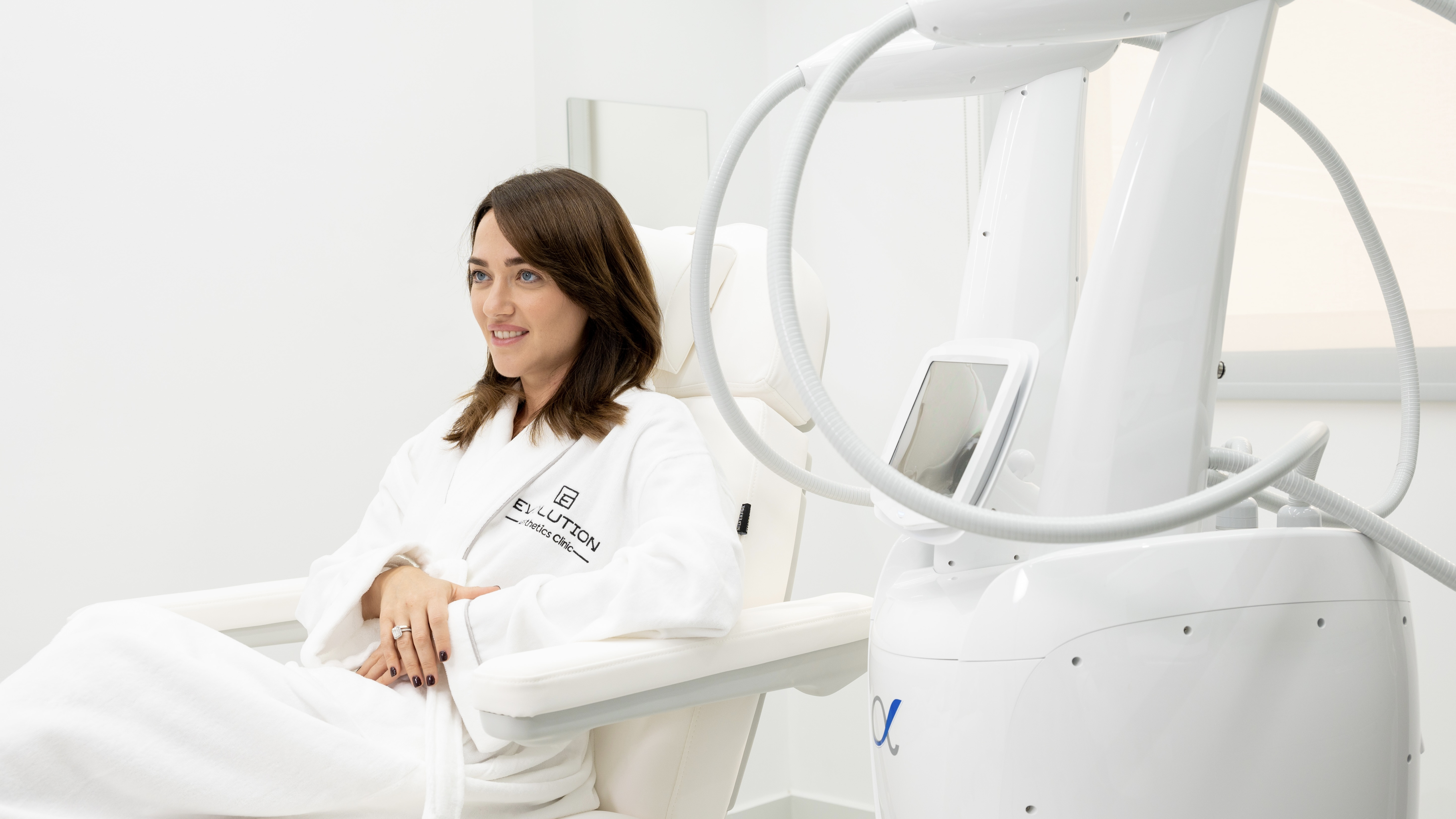 Patient beside the Clatuu fat-freezing device